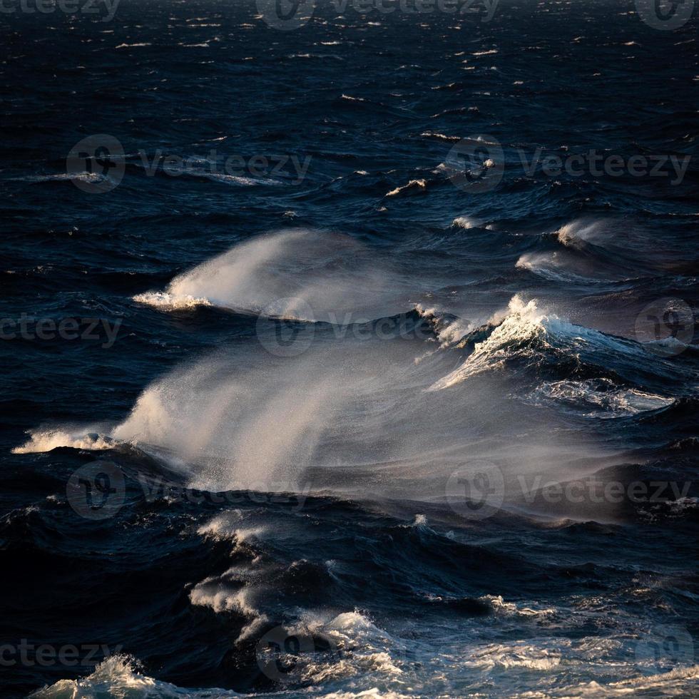 vagues et éclaboussures dans la mer méditerranée photo