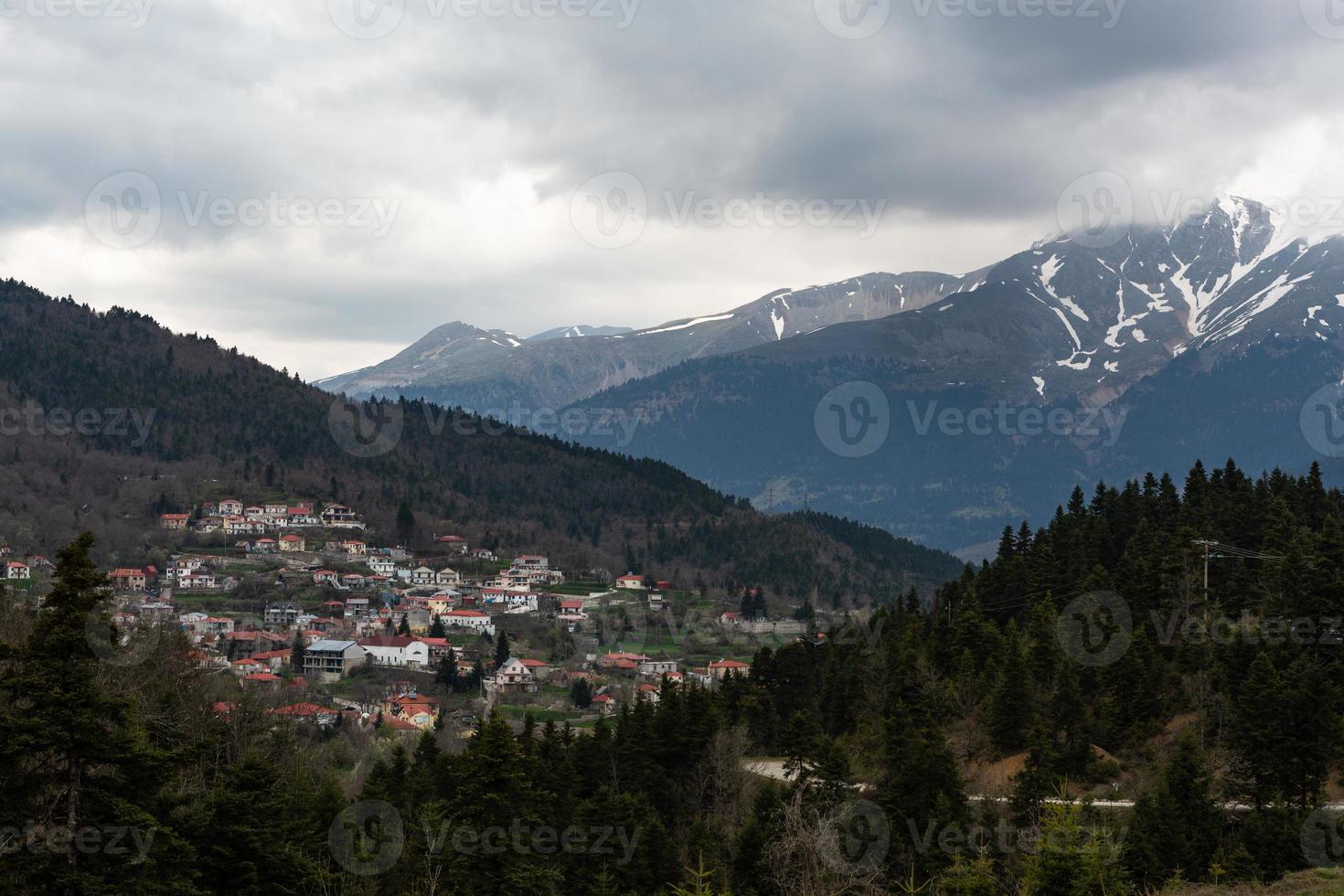 paysages printaniers des montagnes grecques photo