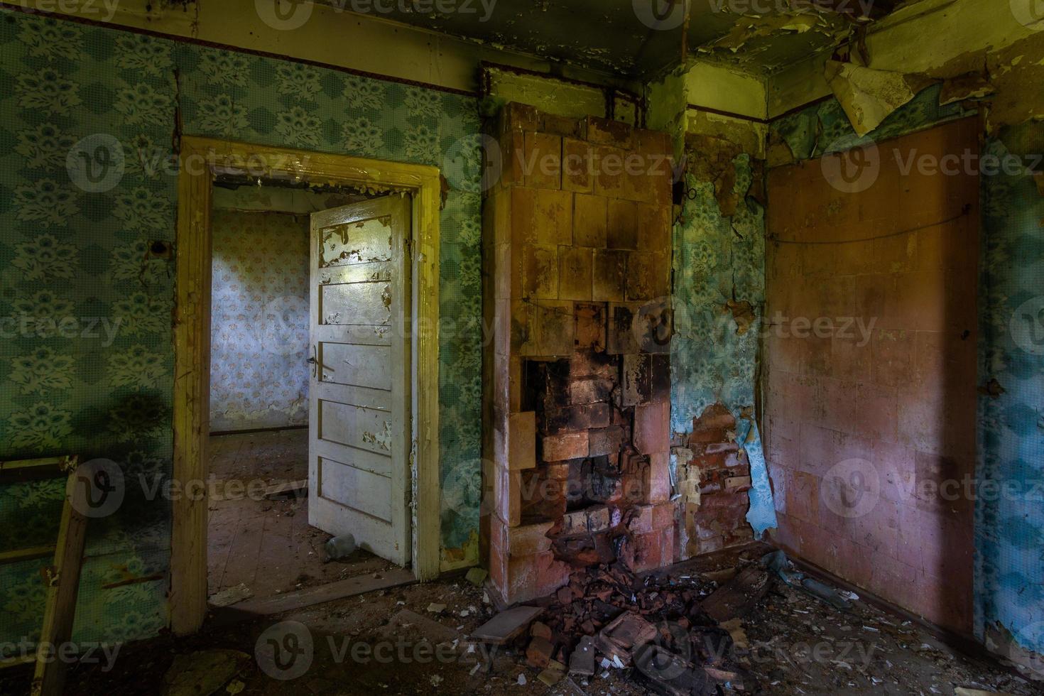 intérieur d'une maison abandonnée photo