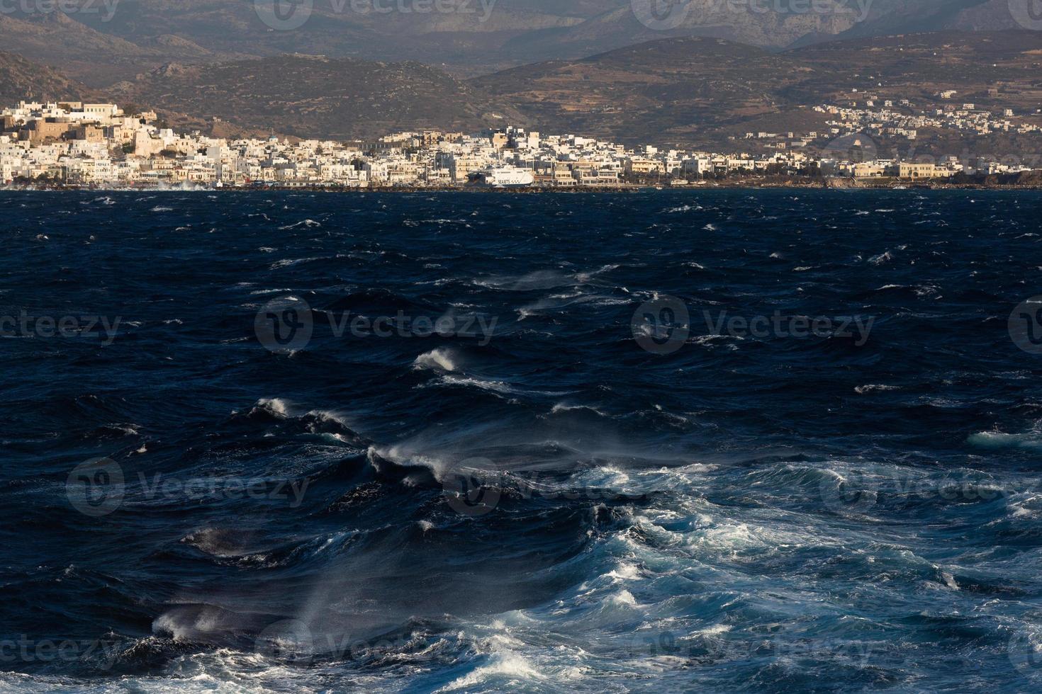 vagues et éclaboussures dans la mer méditerranée photo