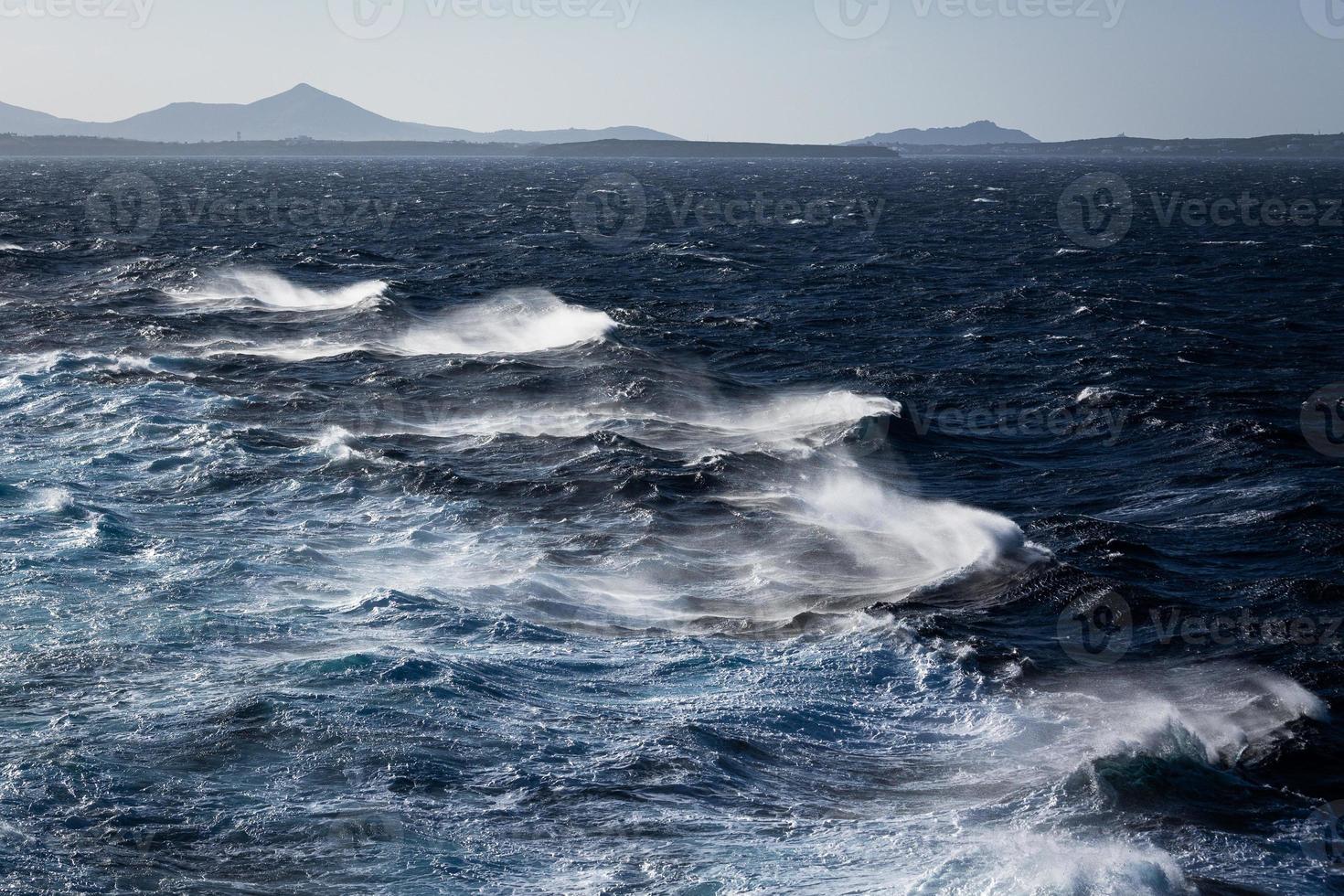 vagues et éclaboussures dans la mer méditerranée photo