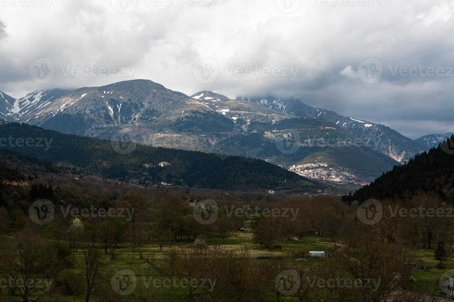 paysages printaniers des montagnes grecques photo