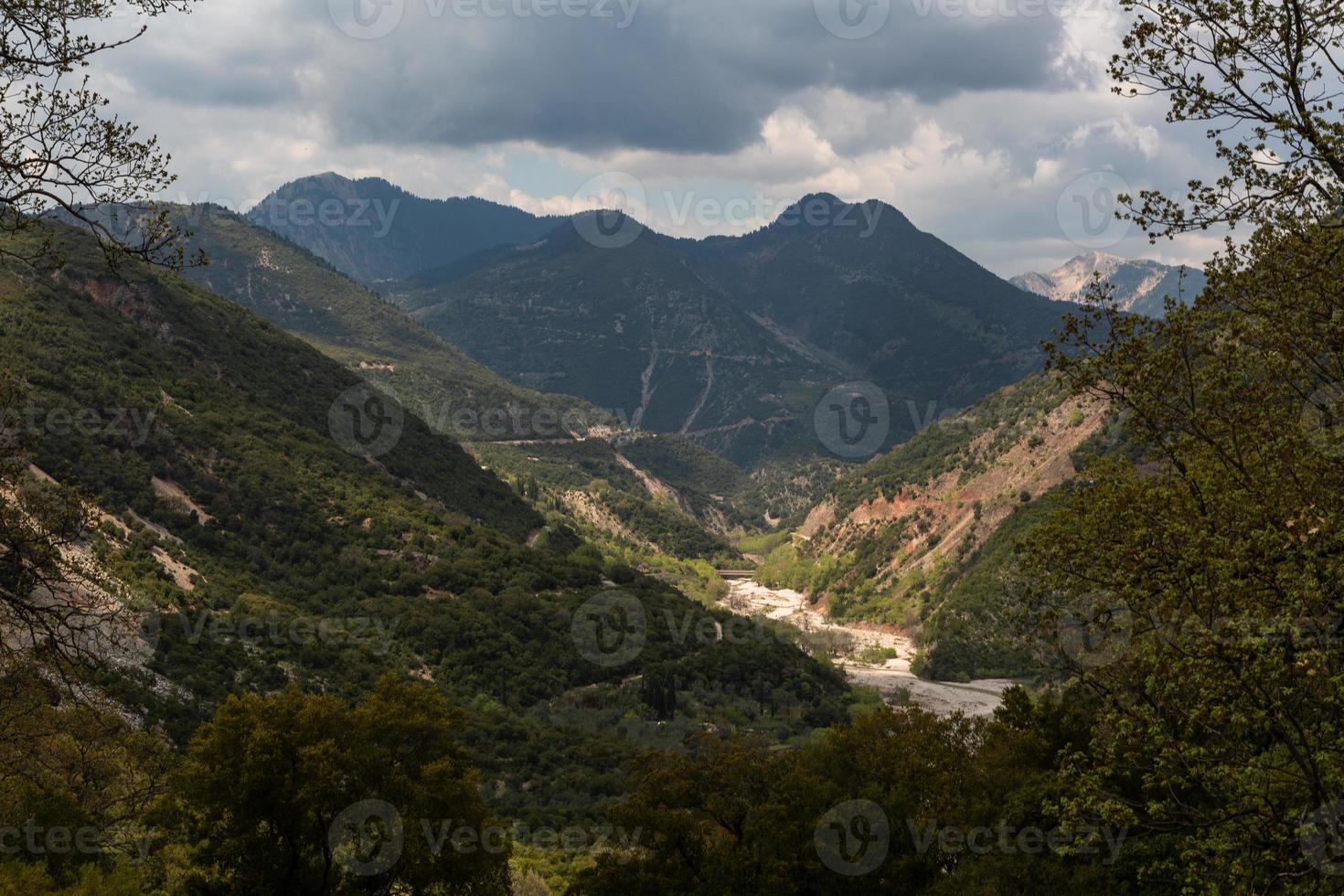 paysages printaniers des montagnes grecques photo