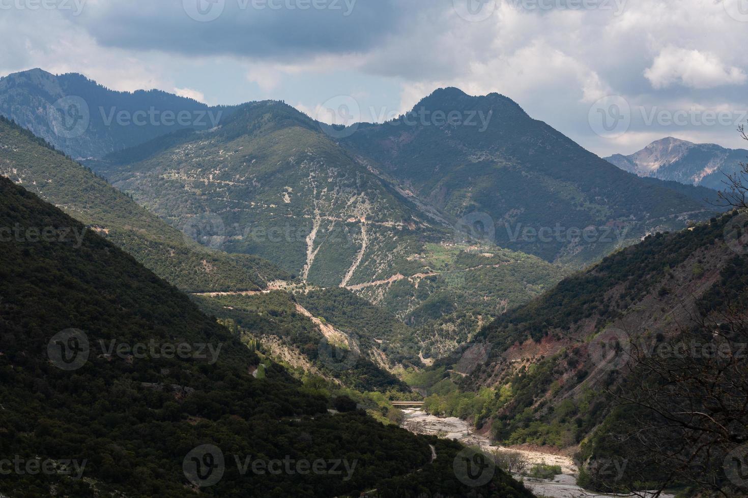 paysages printaniers des montagnes grecques photo