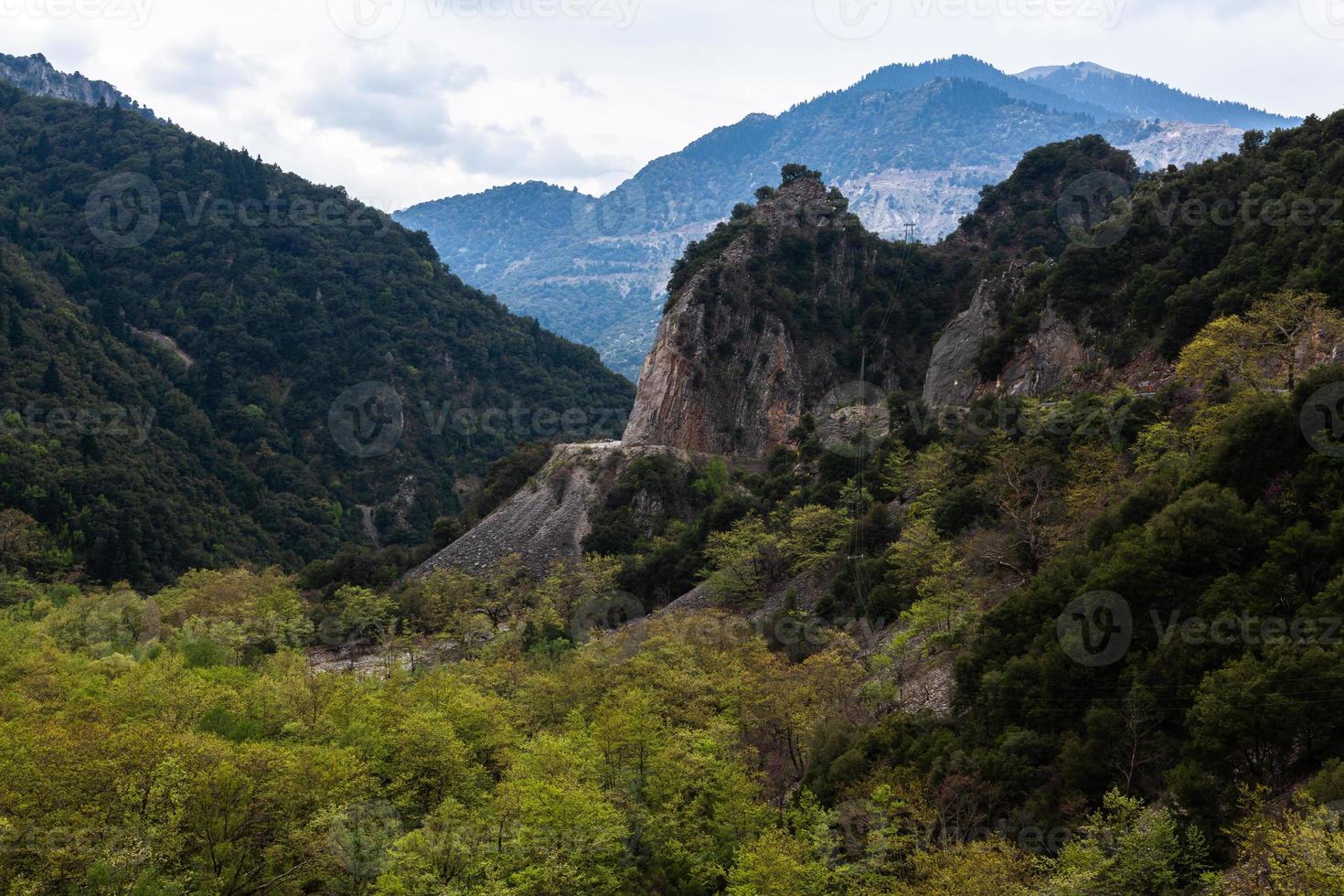 paysages printaniers des montagnes grecques photo