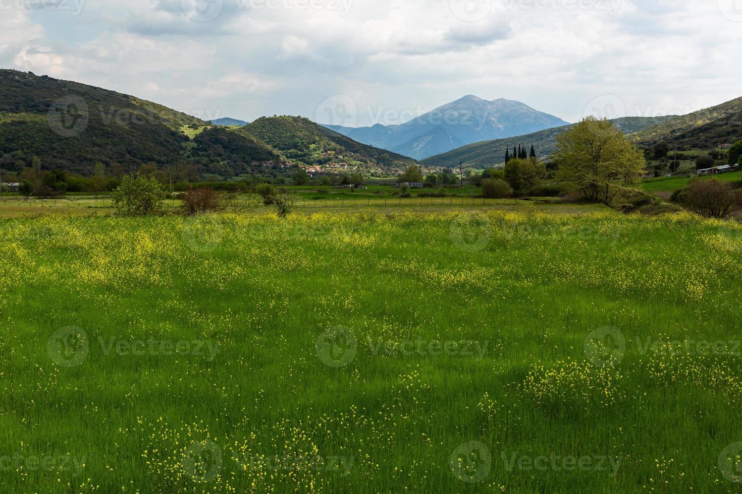 paysages printaniers des montagnes grecques photo