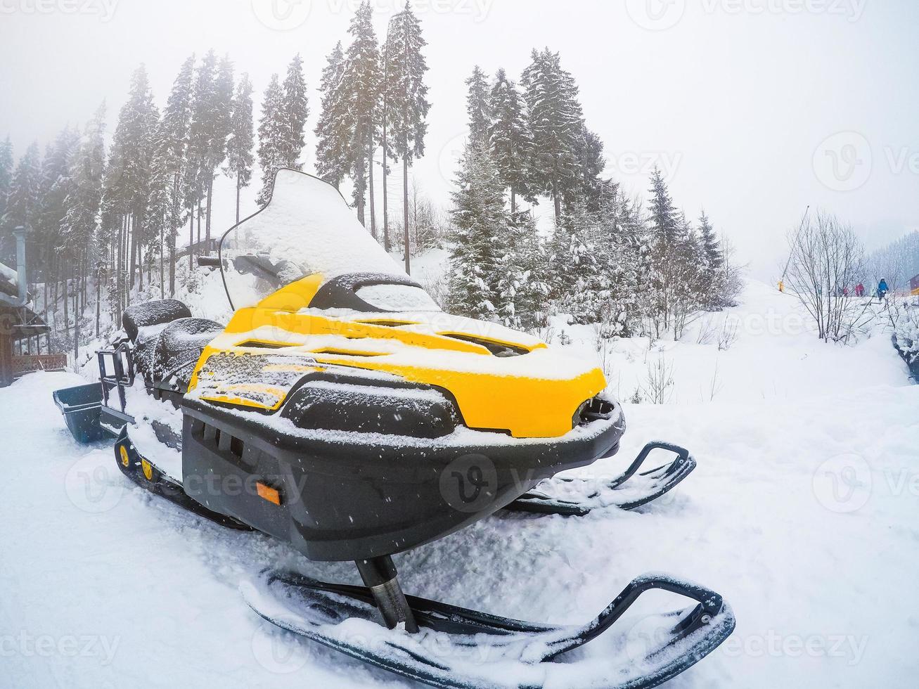 moto d'hiver. motoneige. vtt d'hiver. vtt d'hiver en hiver sur fond de montagne. photo