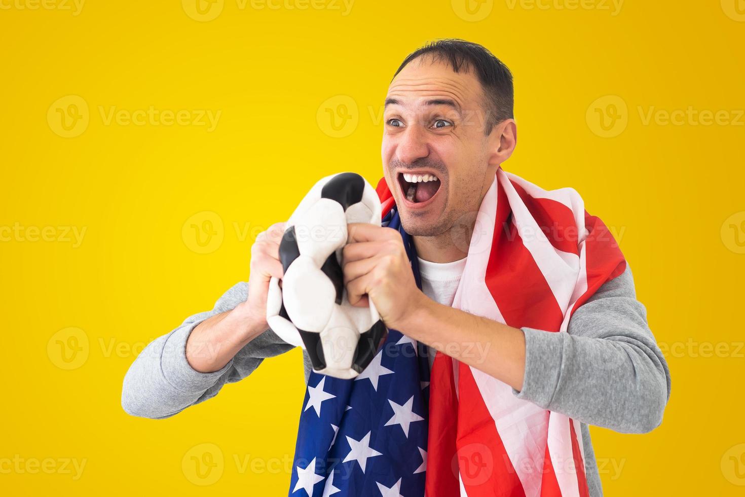 fan de football masculin avec une balle froissée et avec le drapeau américain photo