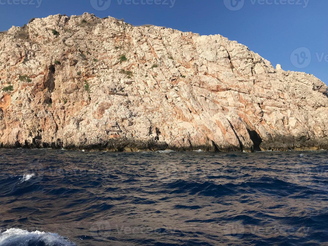 vue panoramique sur la mer contre un ciel bleu clair photo