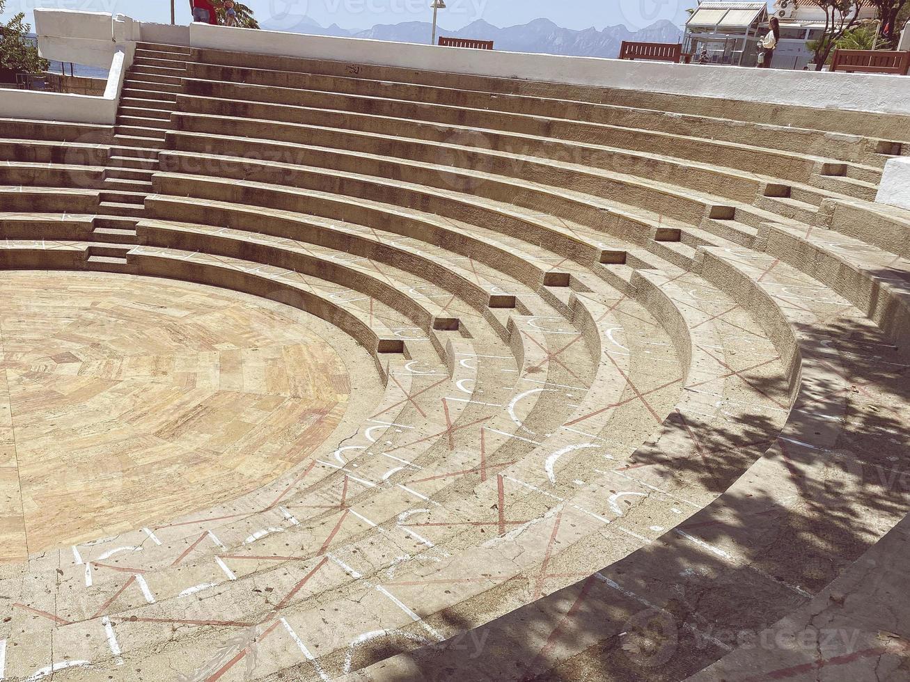 amphithéâtre antique. sur des escaliers en béton faits de sable et d'argile, les dessins sont appliqués avec de la peinture blanche. à l'intérieur d'un podium en bois pour la démonstration de combats et de performances photo