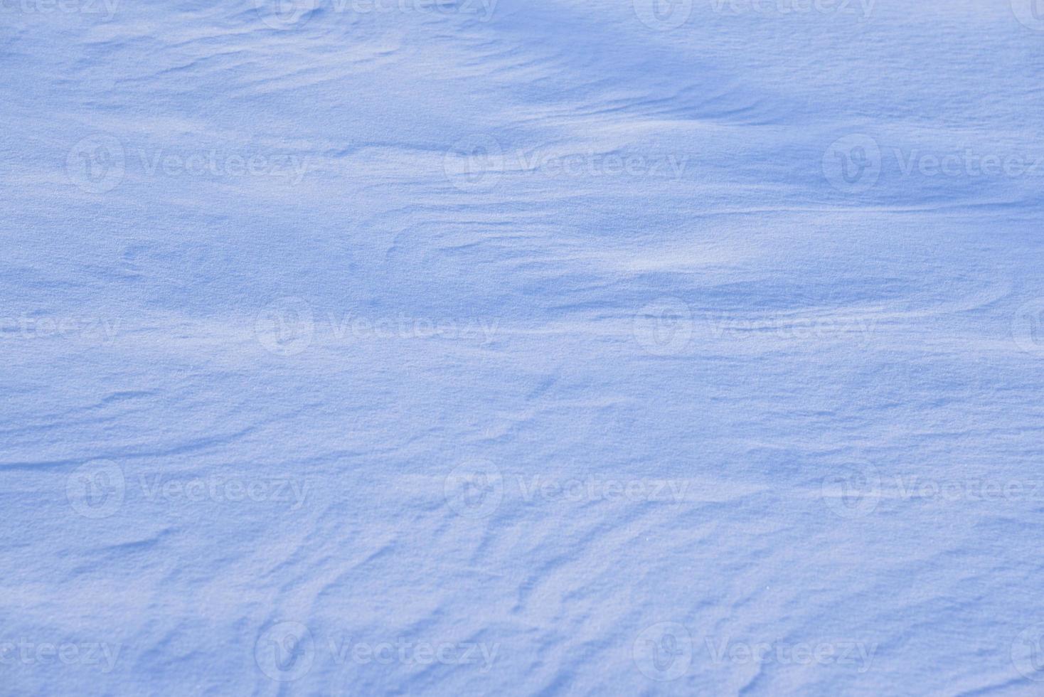 une couche uniforme de neige fraîche en hiver. belle neige fraîche