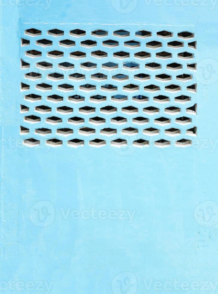 mur de briques de ventilation bleu. mur extérieur du bâtiment avec bouche d'aération. photo