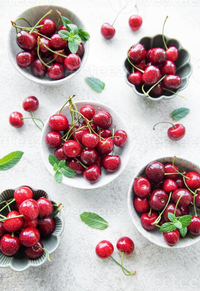 cerises rouges fraîches photo