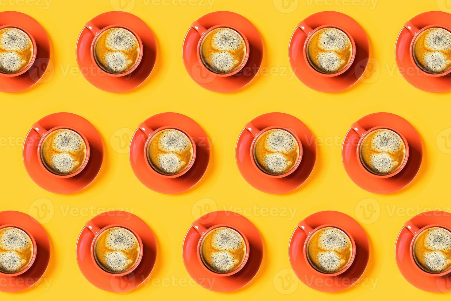 beaucoup de tasses de café sur fond jaune. photo