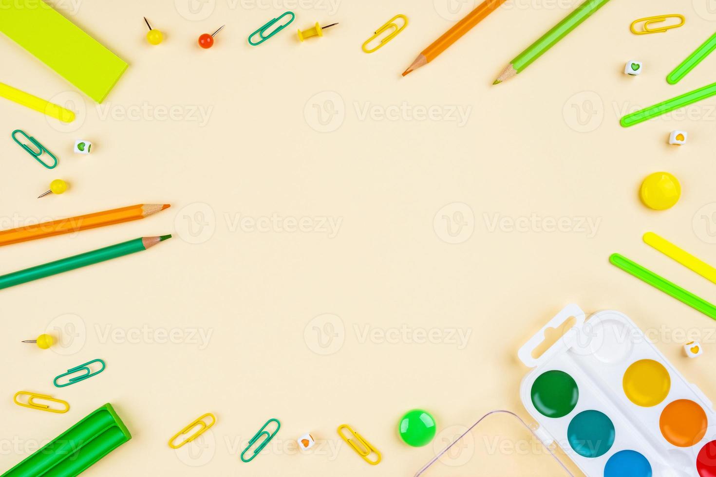 accessoires scolaires sur fond jaune. couleur pastel. photo