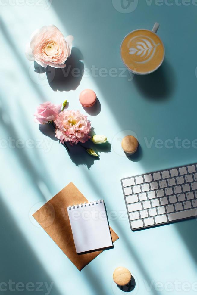 travailler à domicile avec des émotions positives. photo