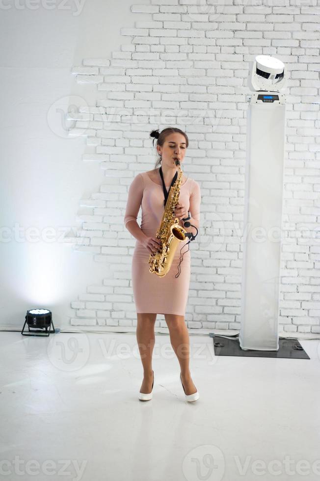 belle fille jouant du saxophone photo