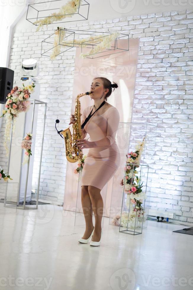 belle fille jouant du saxophone photo