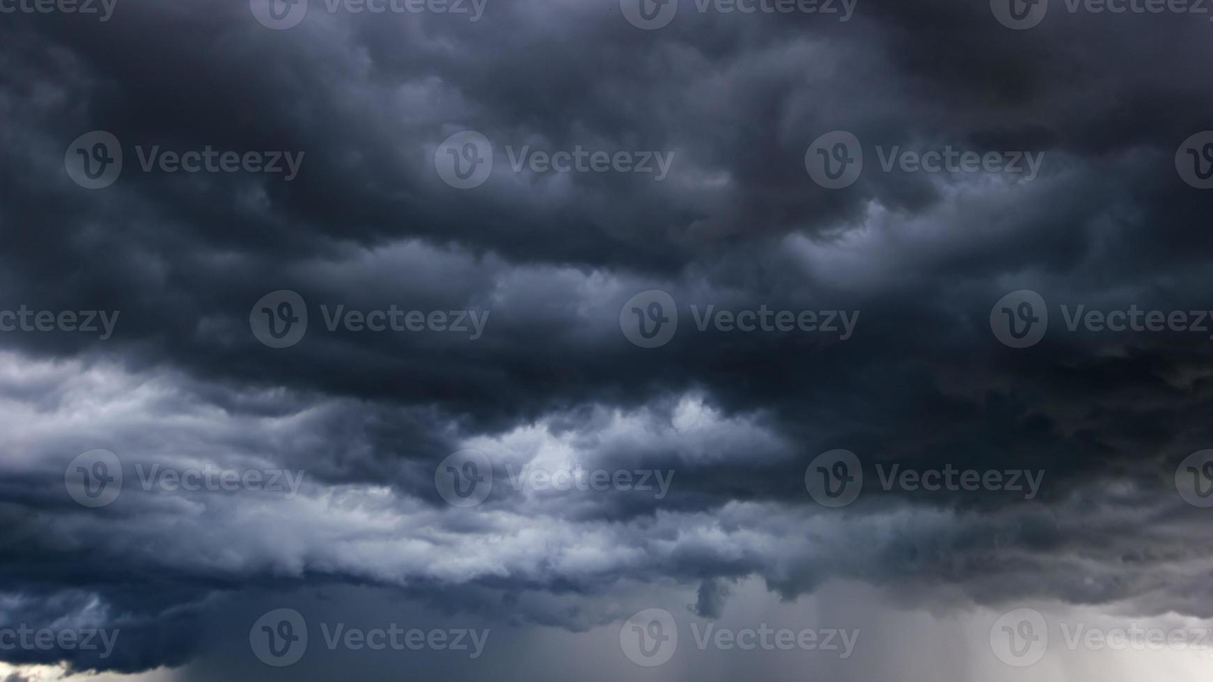 le ciel sombre avec de gros nuages convergeant et une violente tempête avant la pluie. ciel et environnement mauvais ou de mauvaise humeur. émissions de dioxyde de carbone, effet de serre, réchauffement climatique, changement climatique photo