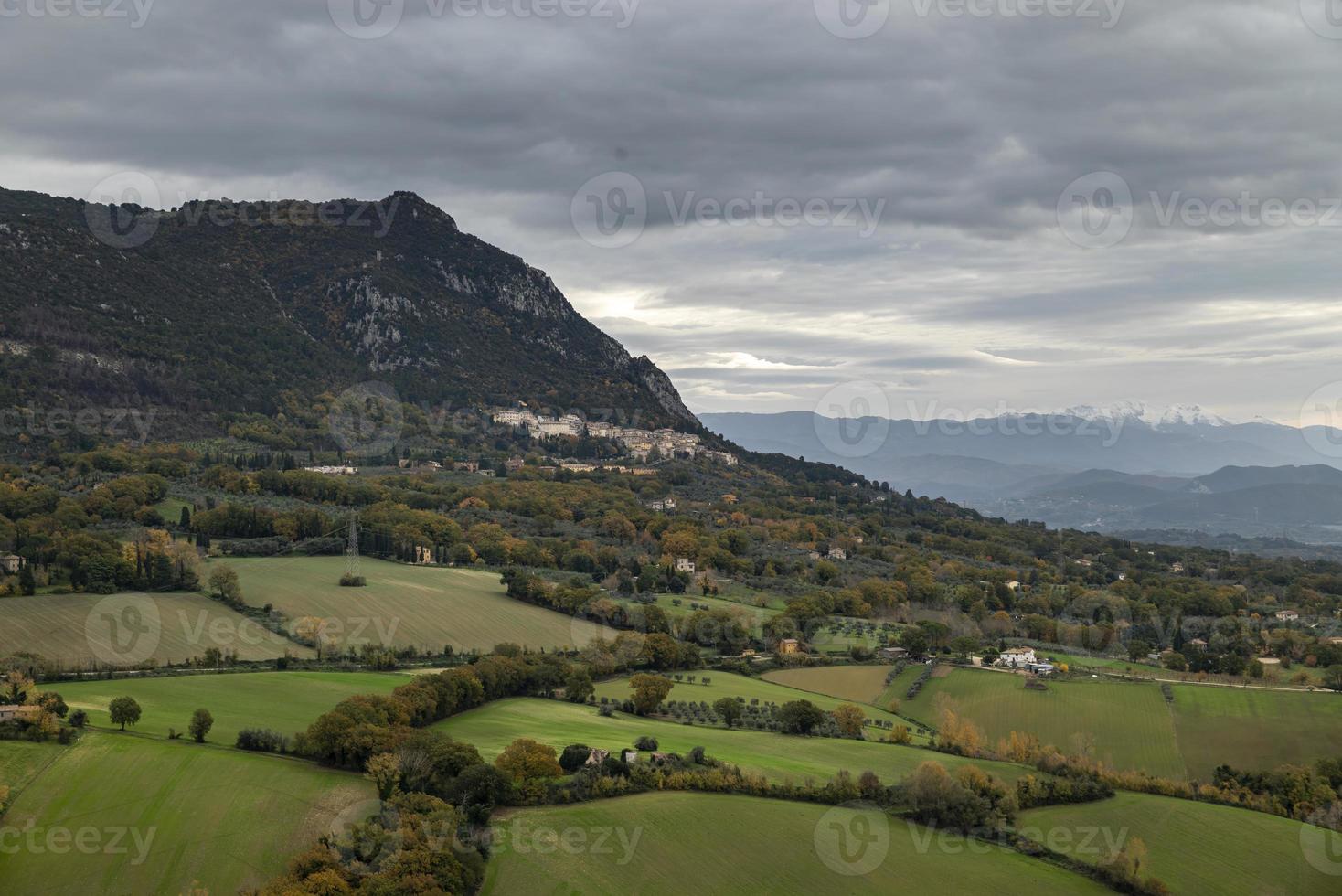 village cesi au-dessus de la ville de terni photo