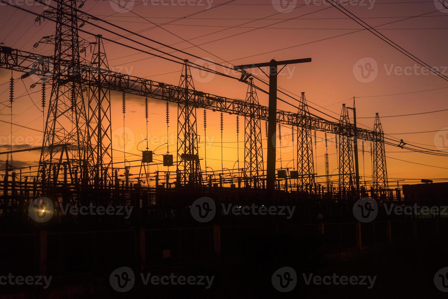 centrale électrique à haute tension au coucher du soleil, tour de transmission à haute tension. photo