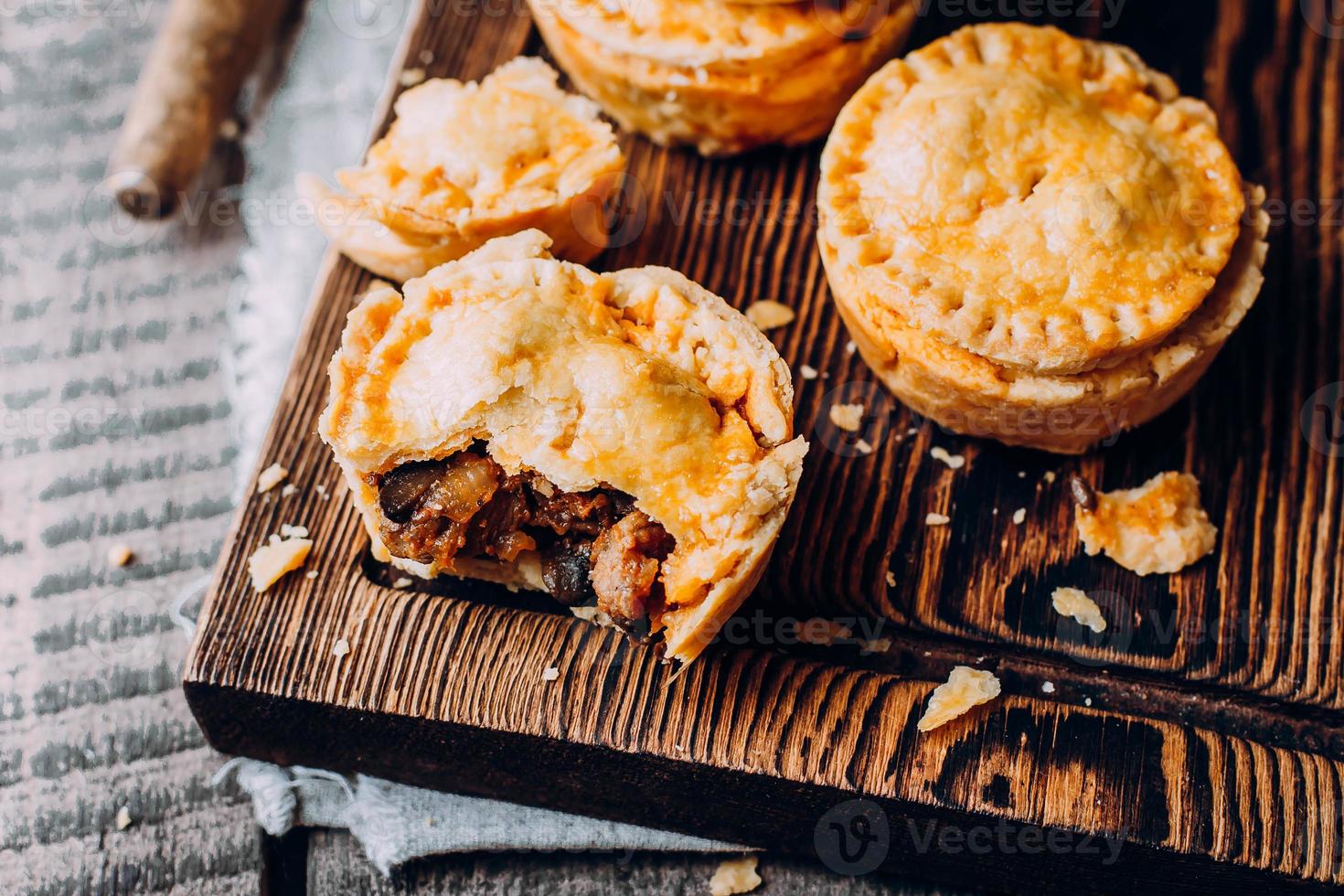 mini tarte à la viande australienne traditionnelle fraîche photo