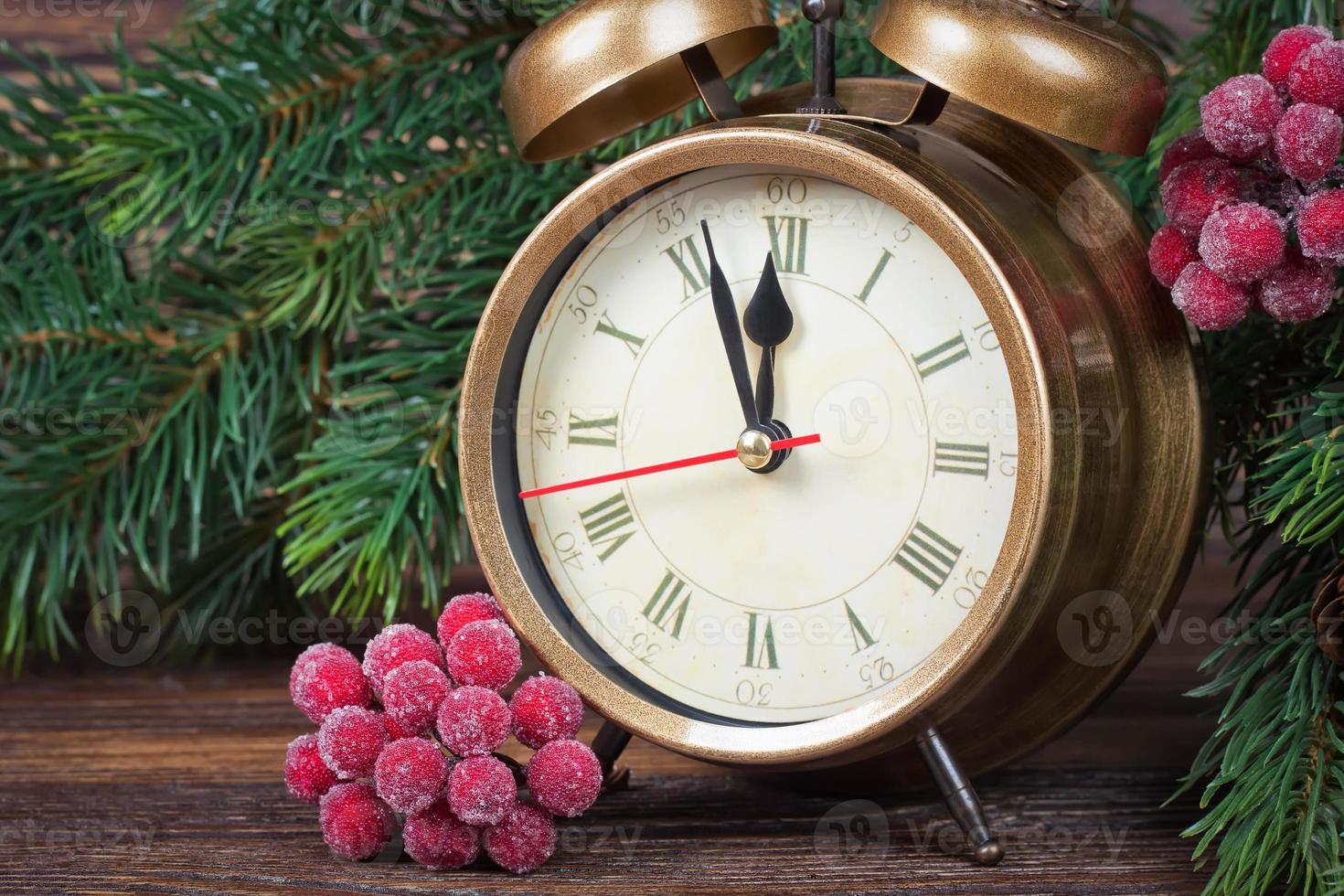 horloge de noël et branches de sapin photo