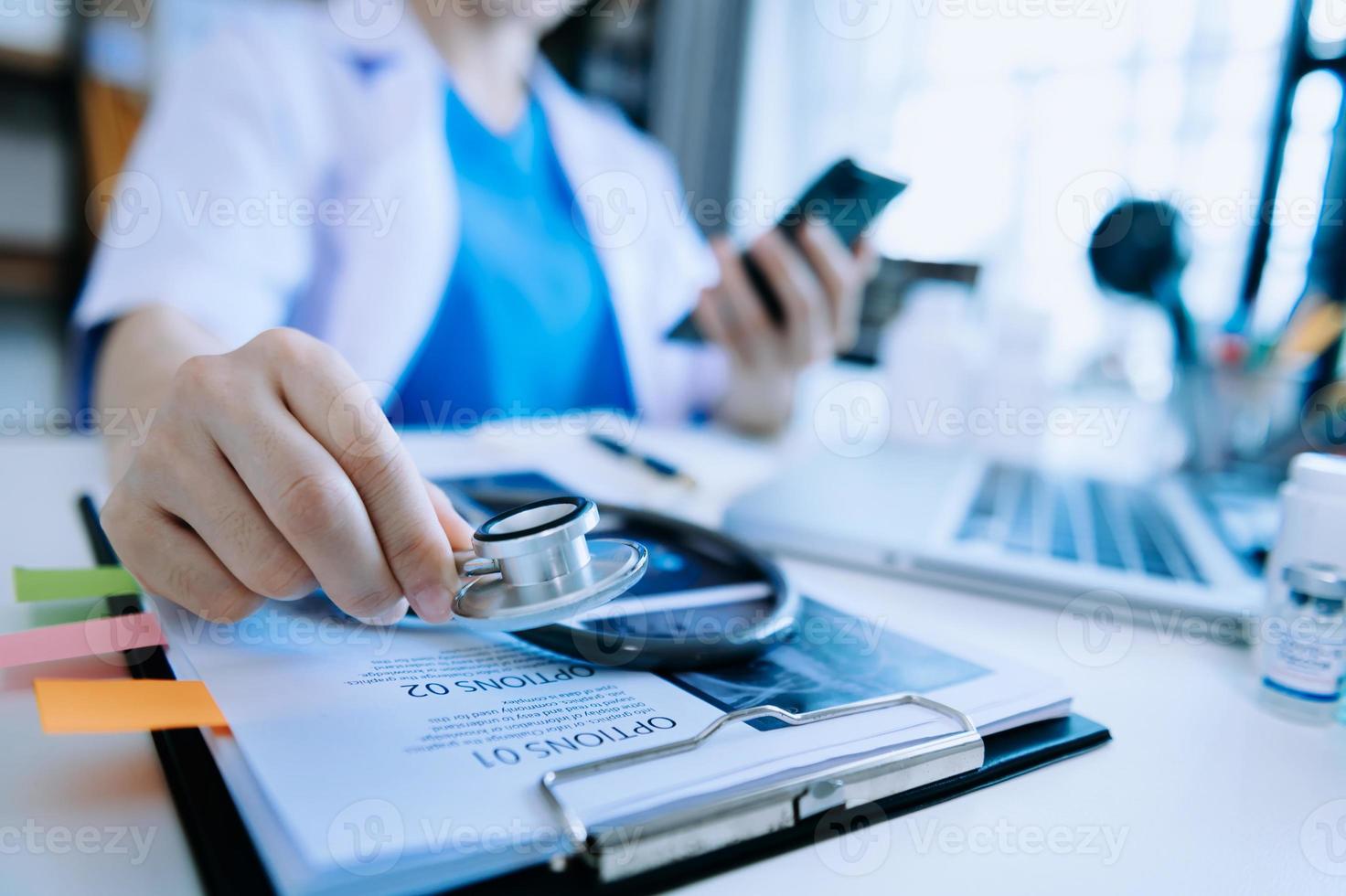 docteur en médecine et stéthoscope à l'aide d'un bloc-notes et d'une tablette avec connexion au réseau médical et tableau de croissance sur ordinateur portable, arrière-plan photo