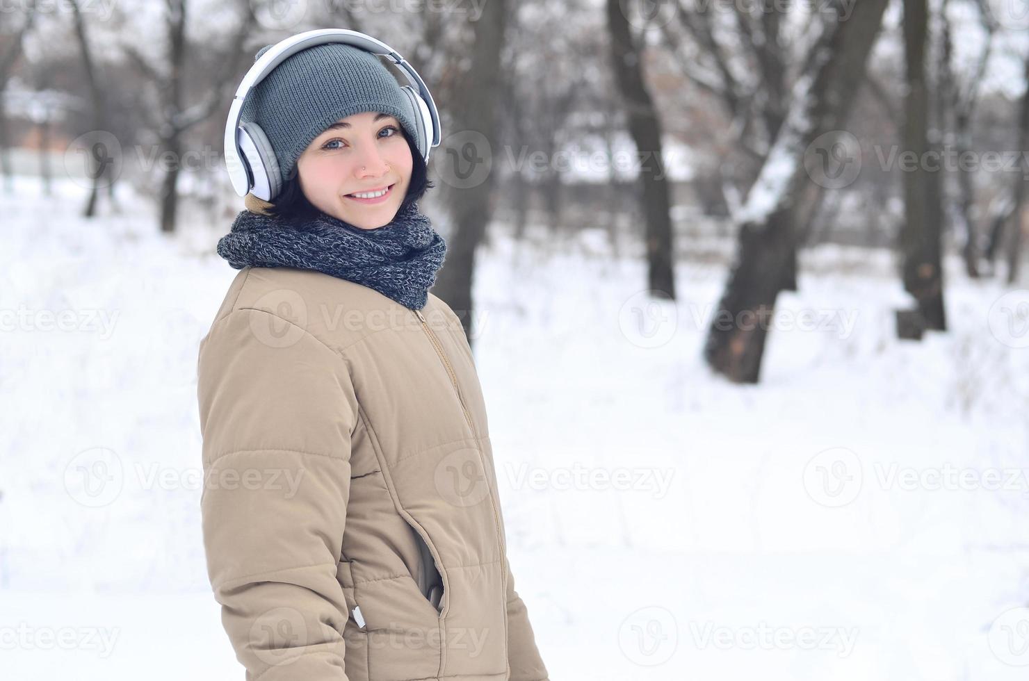 portrait d'hiver de jeune fille avec des écouteurs photo