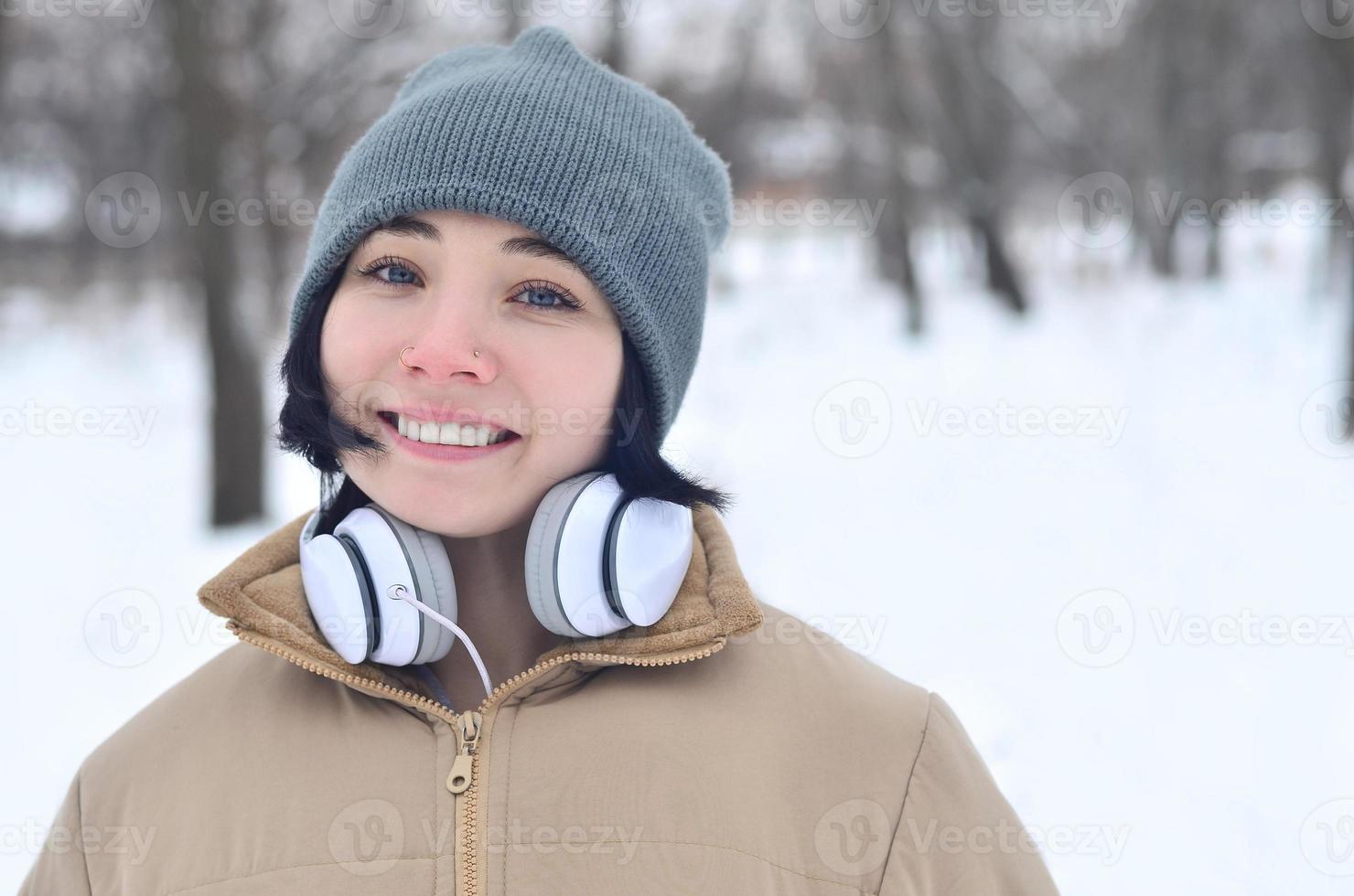 portrait d'hiver de jeune fille avec des écouteurs photo