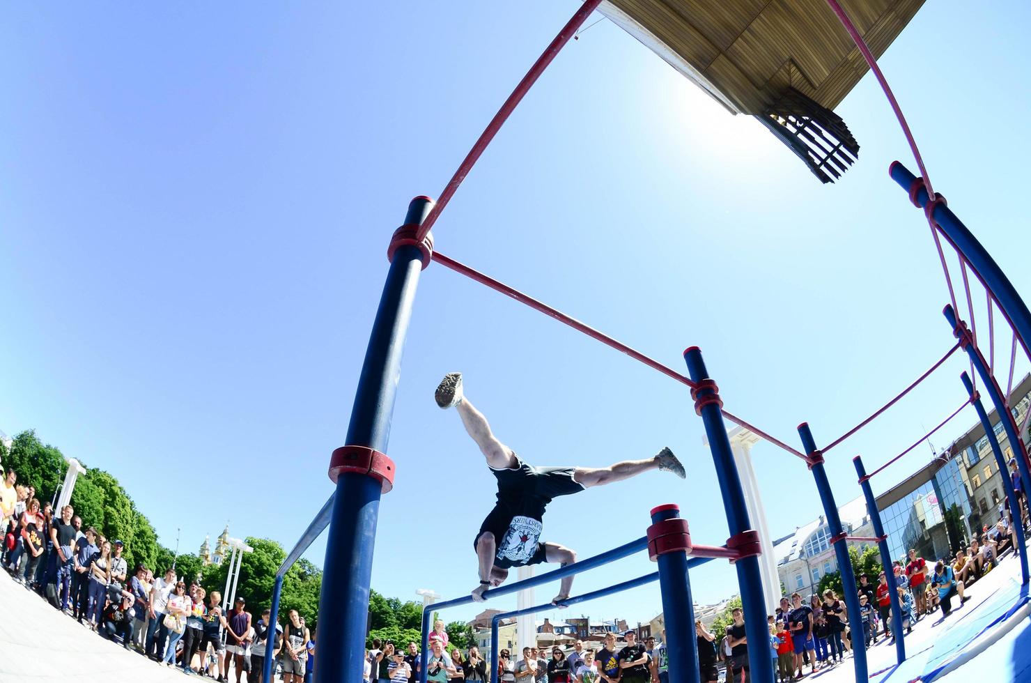 kharkiv, ukraine - 27 mai 2018 spectacle d'entraînement de rue lors du festival annuel des cultures de rue photo