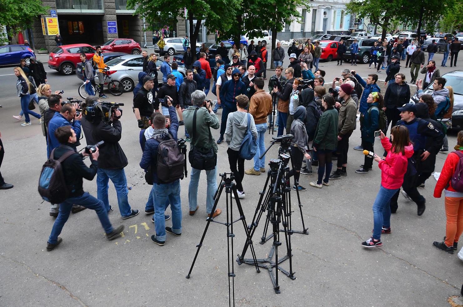 Kharkov, Ukraine - 17 mai 2017 discussions entre l'organisation des nazis et des patriotes contre les militants de la première action lgbt à Kharkov photo