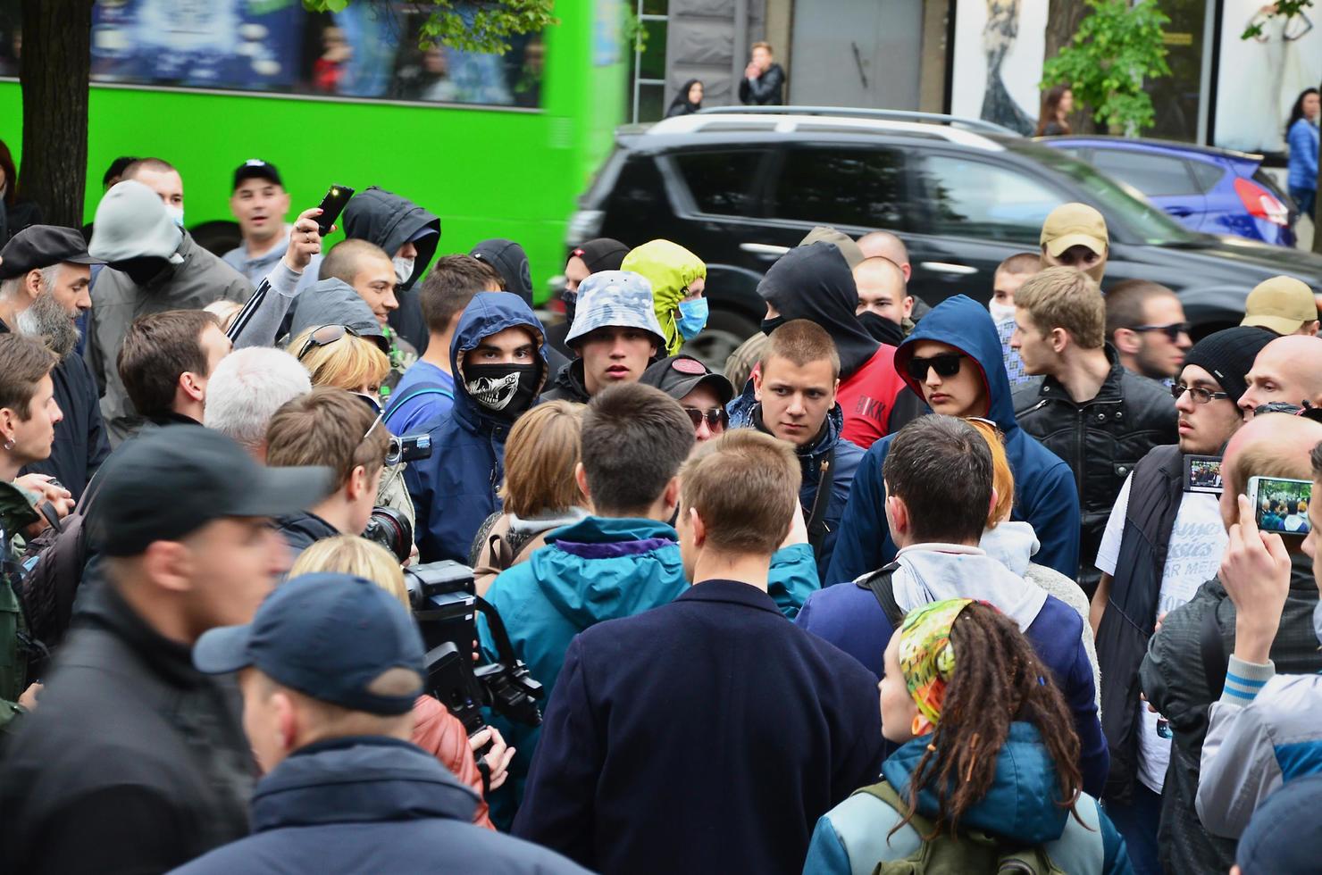 Kharkov, Ukraine - 17 mai 2017 discussions entre l'organisation des nazis et des patriotes contre les militants de la première action lgbt à Kharkov photo