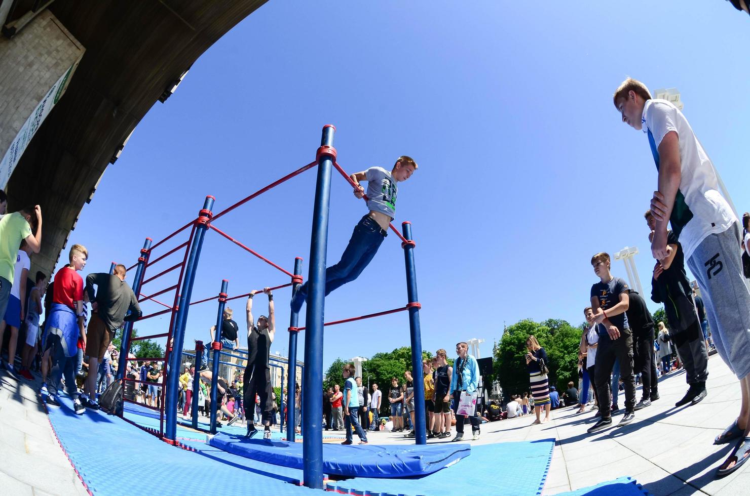 kharkiv, ukraine - 27 mai 2018 spectacle d'entraînement de rue lors du festival annuel des cultures de rue photo