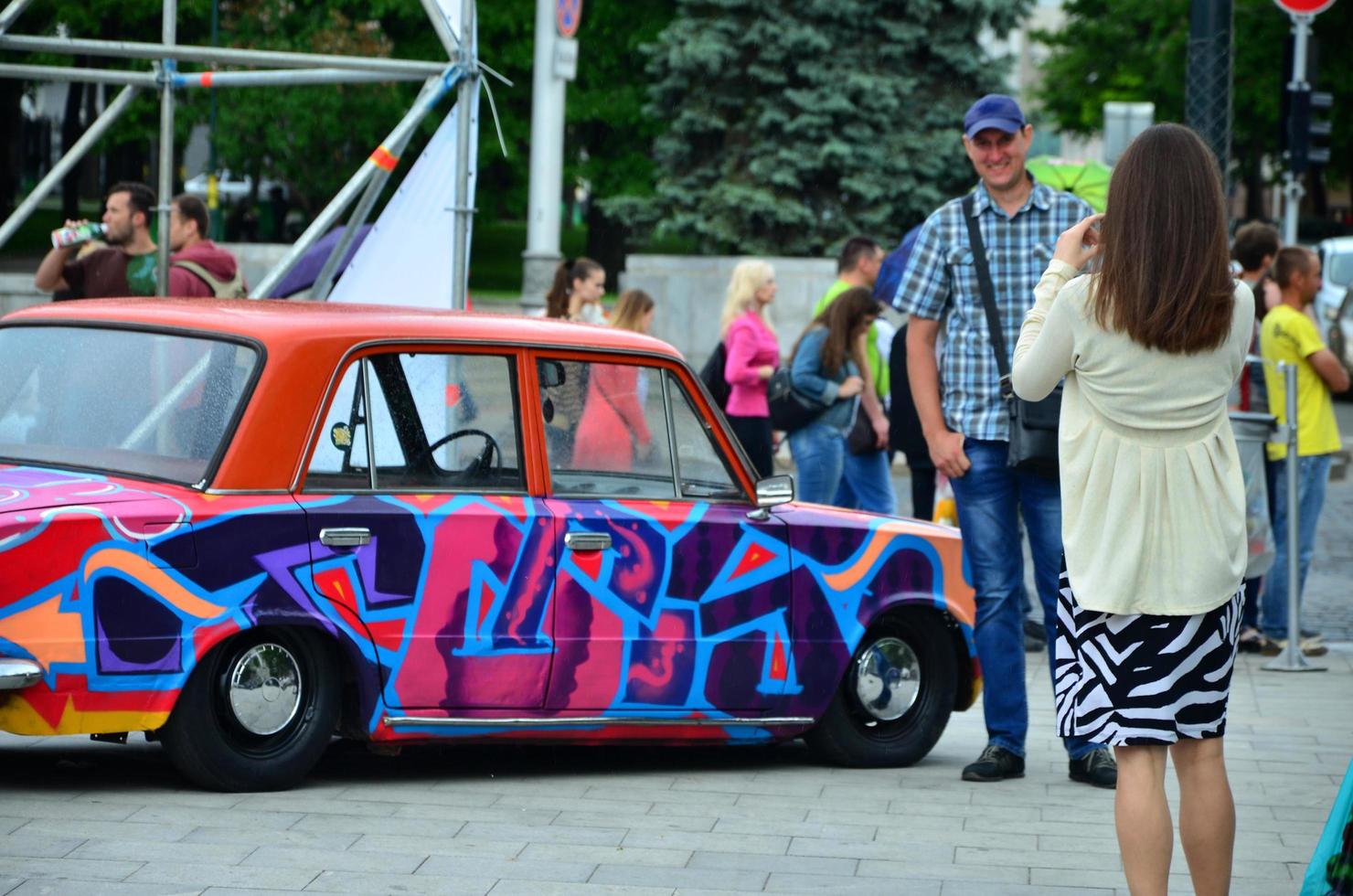 kharkov, ukraine - 27 mai 2017 festival d'art de rue. une voiture qui a été peinte par des maîtres du street art pendant le festival. le fruit du travail de plusieurs graffeurs. aérographie originale photo