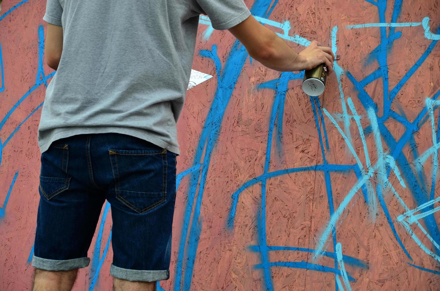 kharkov, ukraine - 27 mai 2017 festival des arts de la rue. de jeunes gars dessinent des graffitis sur des murs en bois portables au centre de la ville. le processus de peinture sur les murs avec des bombes aérosols photo