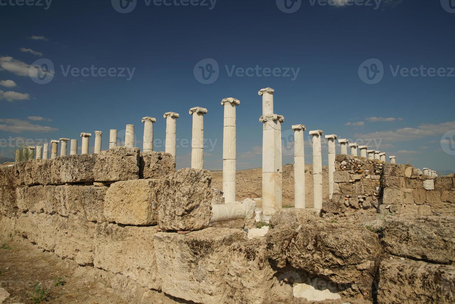 colonnes à laodicée sur la ville antique de lycus à denizli, turkiye photo