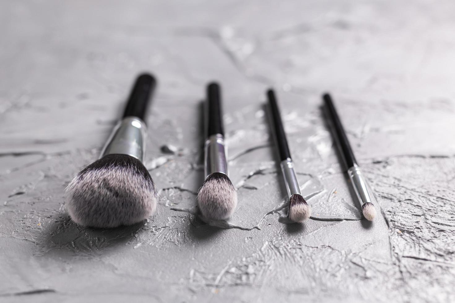 vue de dessus des pinceaux de maquillage sur fond gris photo