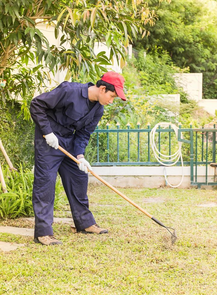 jardinier avec des outils de jardin au travail photo