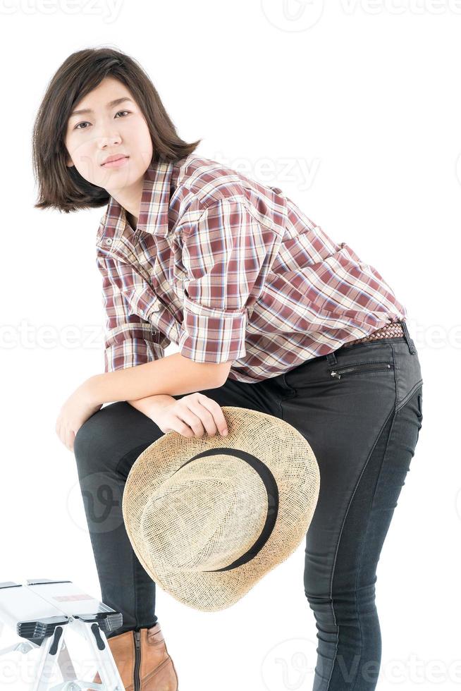 jeune femme dans une chemise à carreaux posant en studio sur fond blanc photo