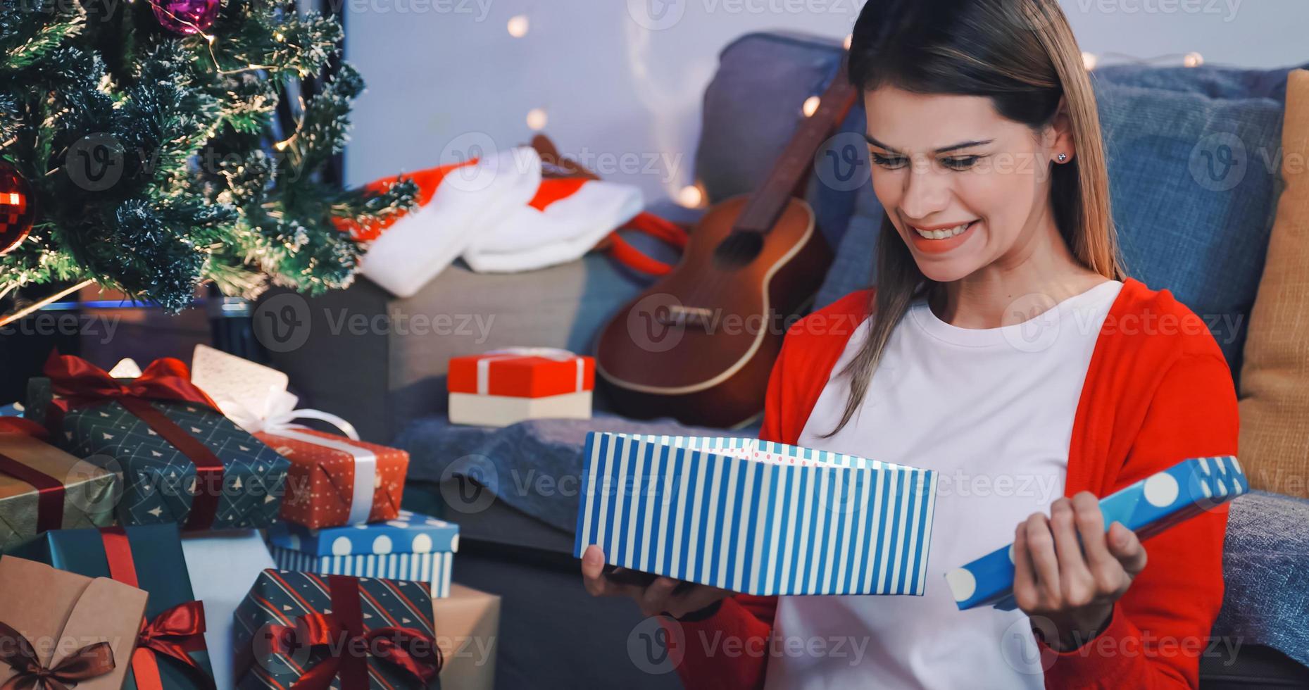 belle jeune femme est heureuse de recevoir un cadeau de noël de son amie.  15603281 Photo de stock chez Vecteezy