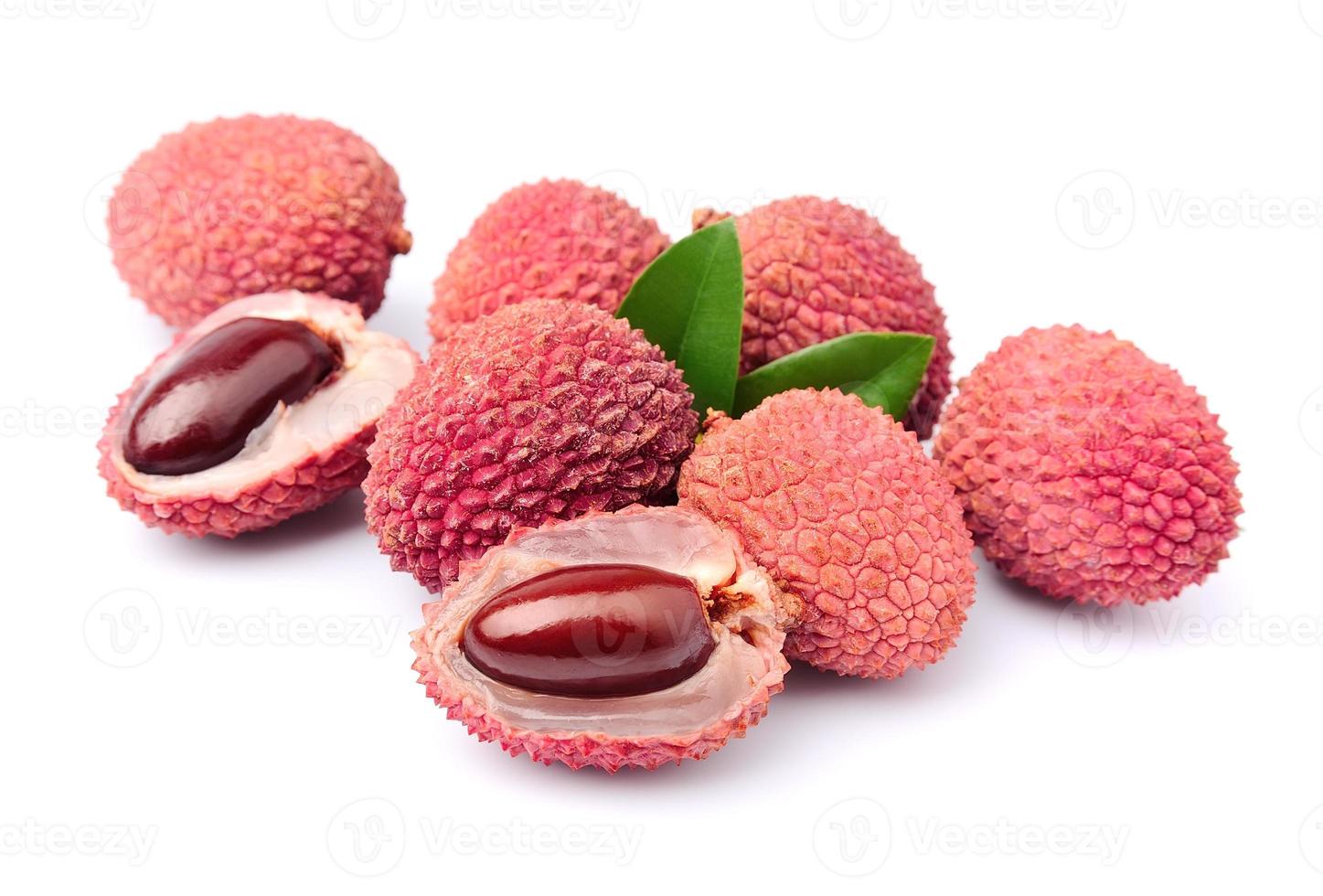 fruits de litchis sucrés avec des feuilles photo