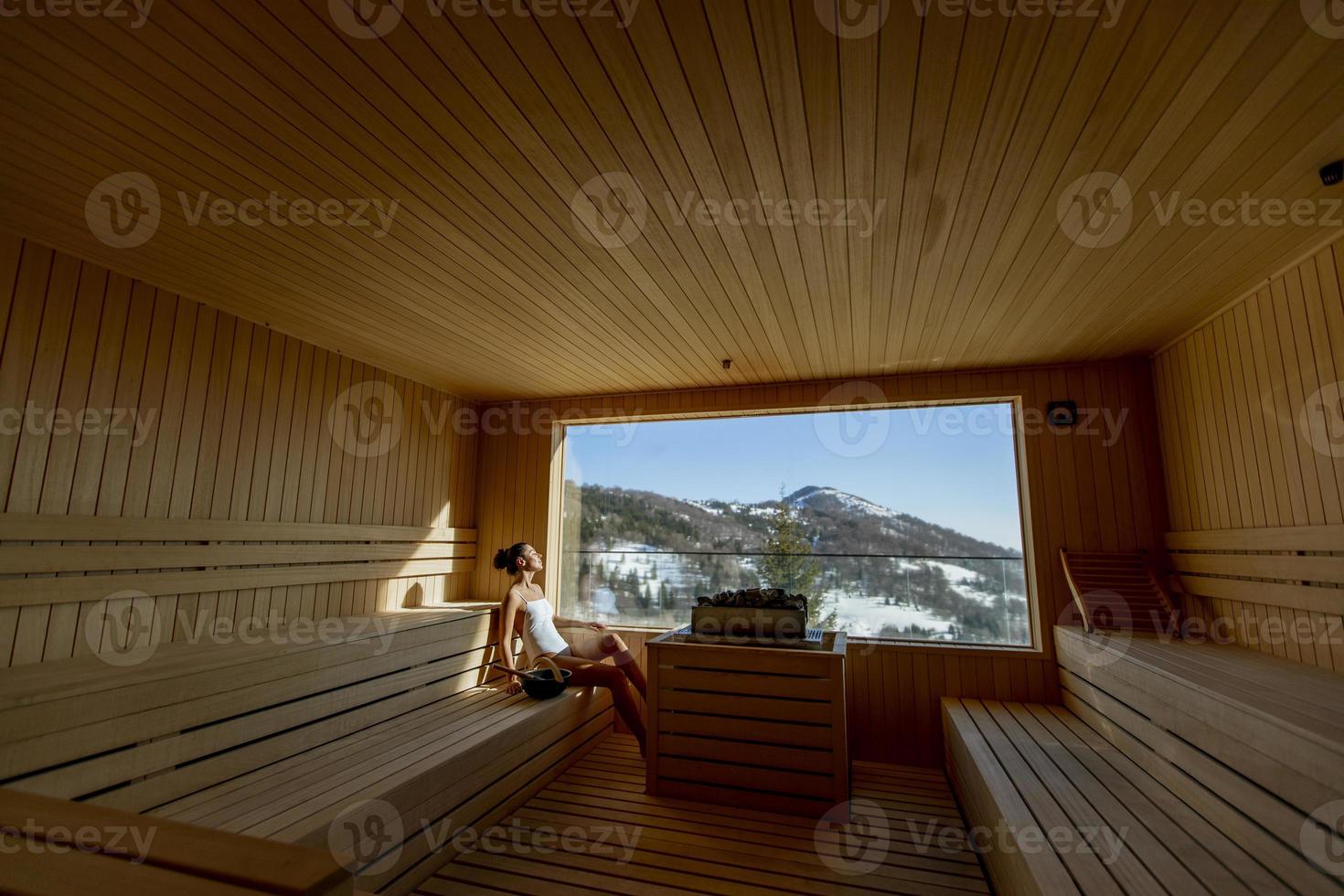 jeune femme relaxante dans le sauna photo