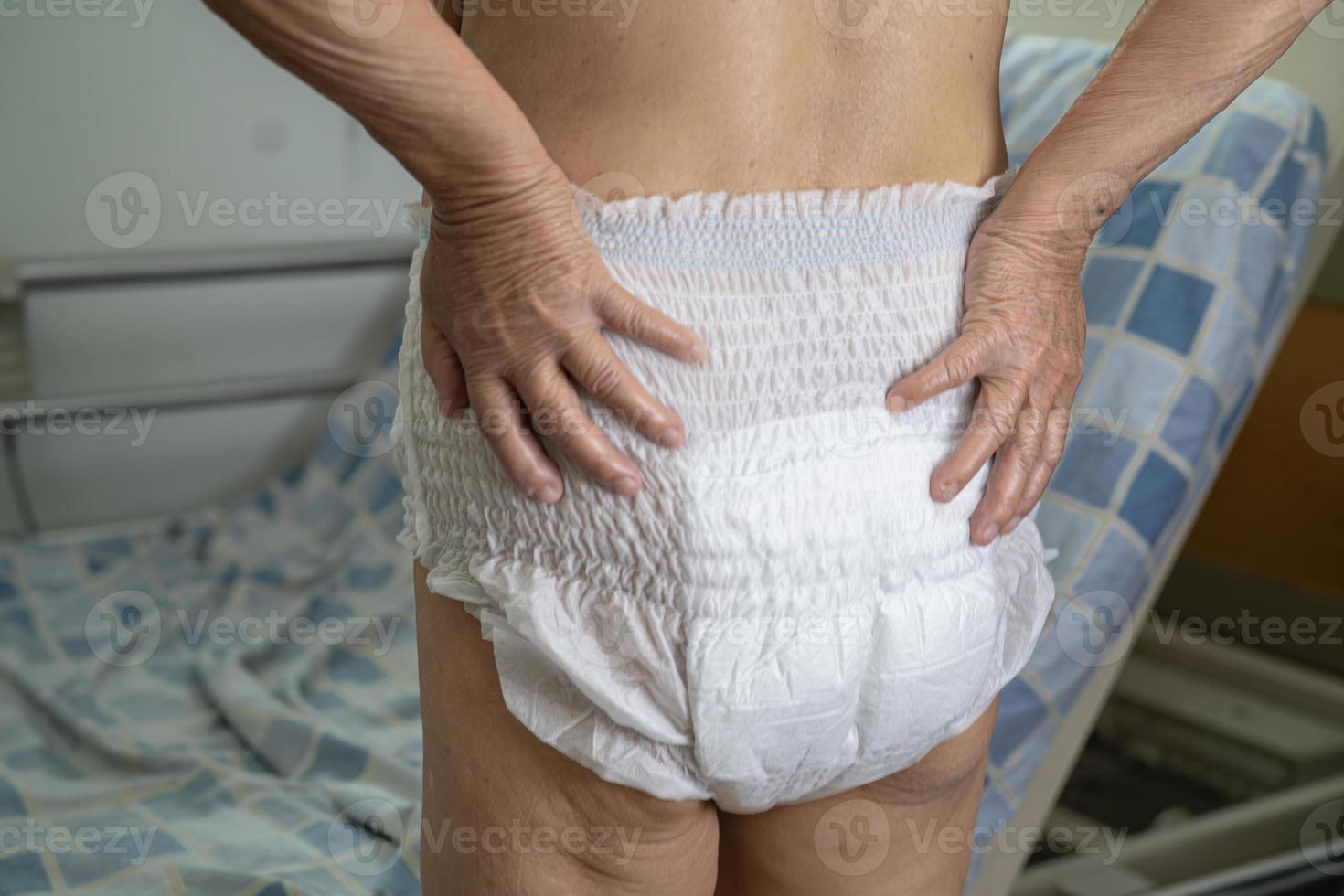 Patiente asiatique âgée ou âgée de vieille dame portant une couche d'incontinence dans une salle d'hôpital de soins infirmiers, concept médical solide et sain. photo