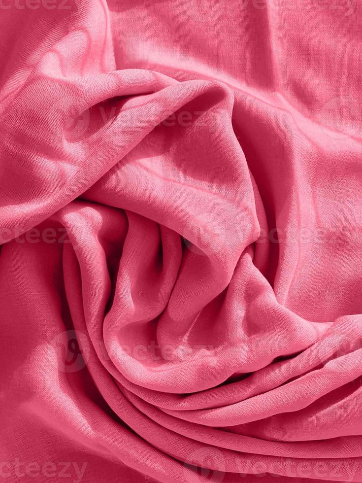 tissu plié élégant avec de jolies vagues, texture et motif. photo tonique en couleur de l'année 2023 viva magenta.