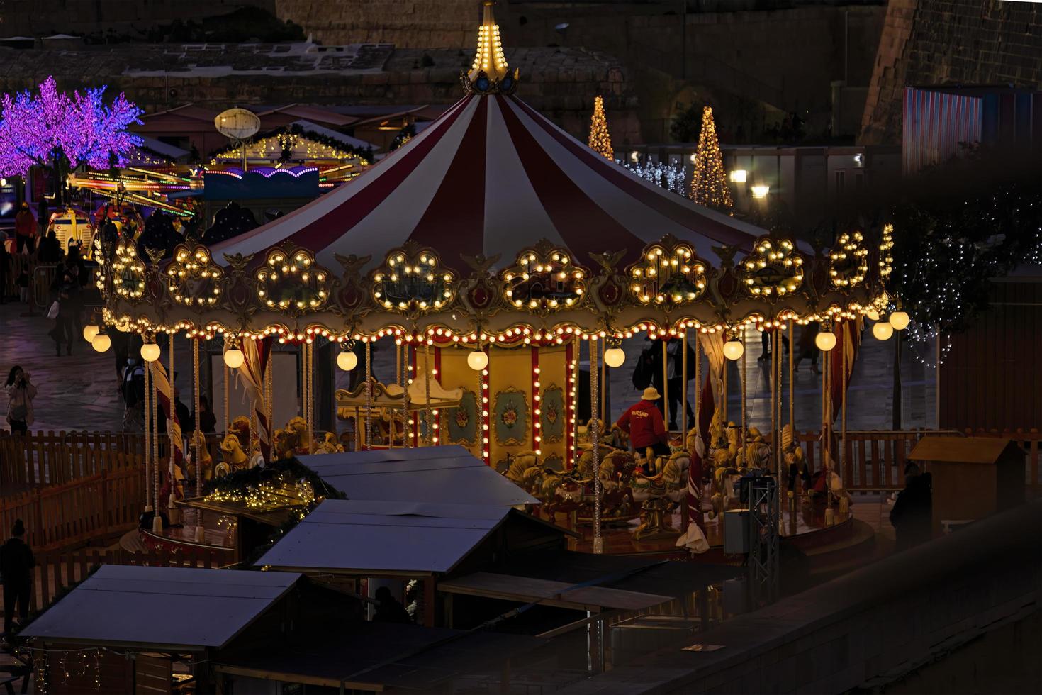 chevaux de carrousel vides pendant le marché de noël maltais traditionnel sur la place du triton photo