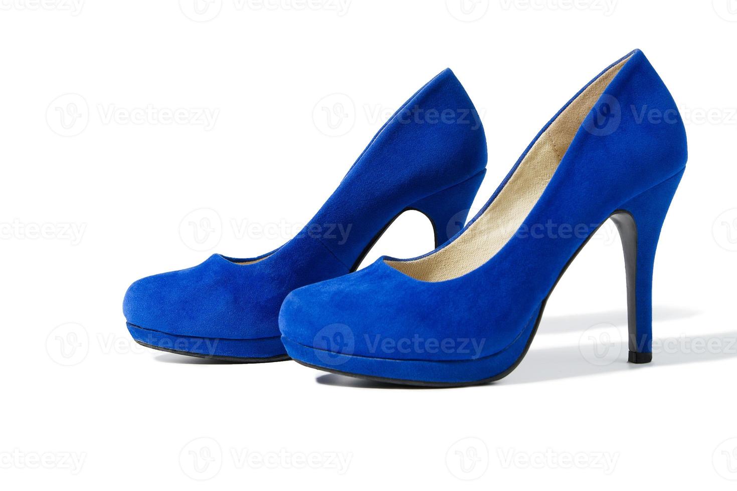 chaussures mode femme agrandi. gros talons hauts paire chaussures femmes isolés sur fond blanc. élégantes chaussures bleues féminines de luxe au sol. teinte suède élégante. mise au point sélective. photo