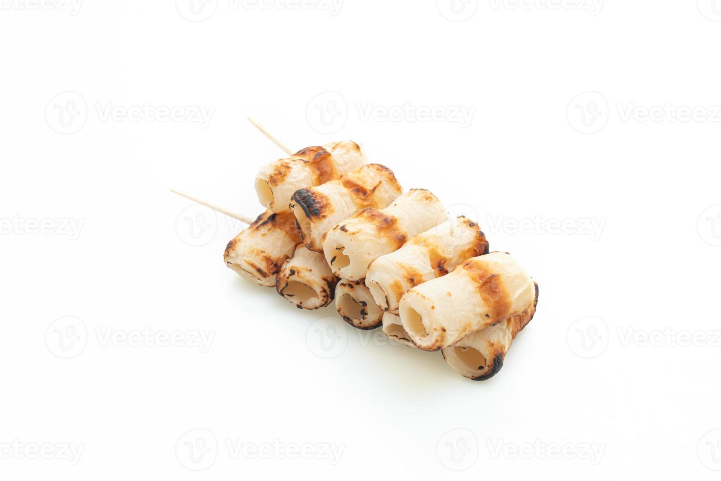 brochette de gâteau de pâte de poisson en forme de tube grillé photo