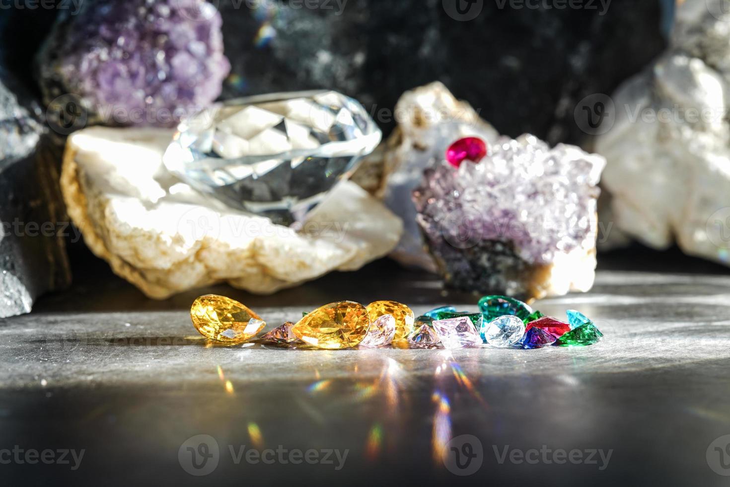 pierre précieuse de saphir naturel, bijou ou pierres précieuses de couleur noire brillante, collection de nombreuses pierres précieuses naturelles différentes améthyste, photo