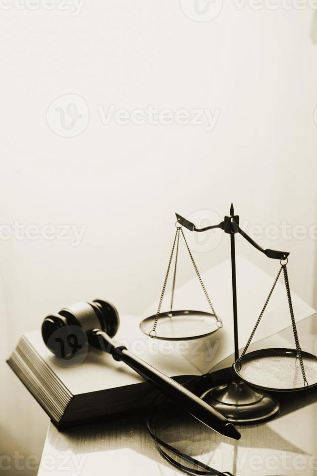 concept de justice et de droit. juge masculin dans une salle d'audience avec le marteau, travaillant avec, clavier d'ordinateur et d'accueil, lunettes, sur table à la lumière du matin photo